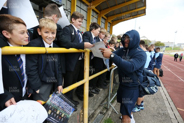 011018 - Cardiff Blues Open Training - Nick Williams signs autographs for local children