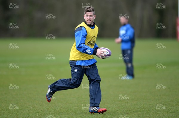 310315 - Cardiff Blues Rugby Training -Gavin Evans during training