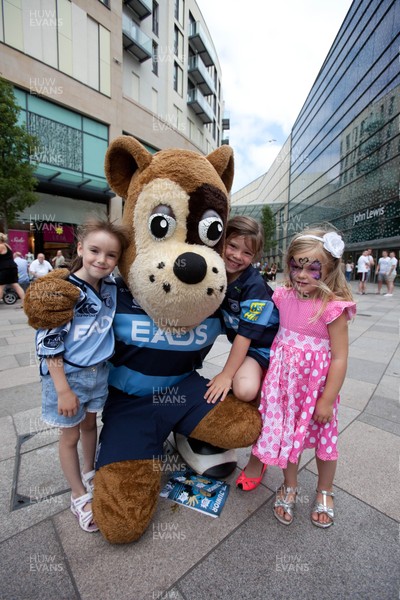 200713 - Cardiff Blues shirt launch - Cardiff Blues launch their new shirt for the 2013-14 season, with a flash mob dance routine outside Cardiff Library