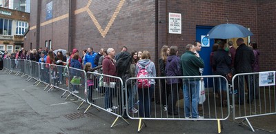 010514 - Sam Warburton and Leigh Halfpenny at Cardiff Blues signing session for fans - 