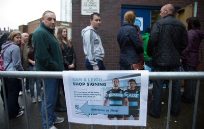 010514 - Sam Warburton and Leigh Halfpenny at Cardiff Blues signing session for fans - 