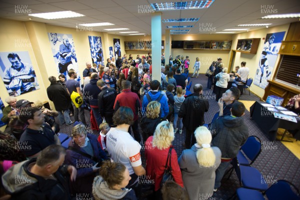 010514 - Sam Warburton and Leigh Halfpenny at Cardiff Blues signing session for fans - 