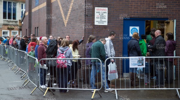 010514 - Sam Warburton and Leigh Halfpenny at Cardiff Blues signing session for fans - 