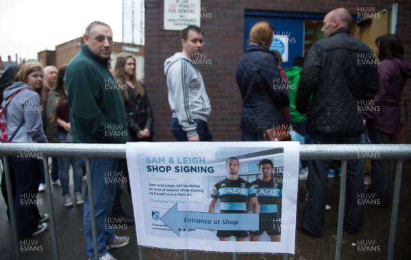 010514 - Sam Warburton and Leigh Halfpenny at Cardiff Blues signing session for fans - 