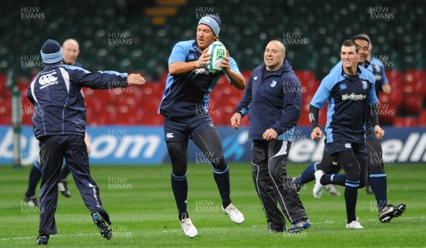 02.05.09 - Cardiff Blues Rugby Trainng - Andy Powell gets into space during training. 