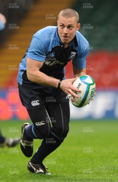 02.05.09 - Cardiff Blues Rugby Trainng - Richie Rees makes a pass during training. 