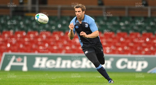 02.05.09 - Cardiff Blues Rugby Trainng - Nicky Robinson makes a pass during training. 