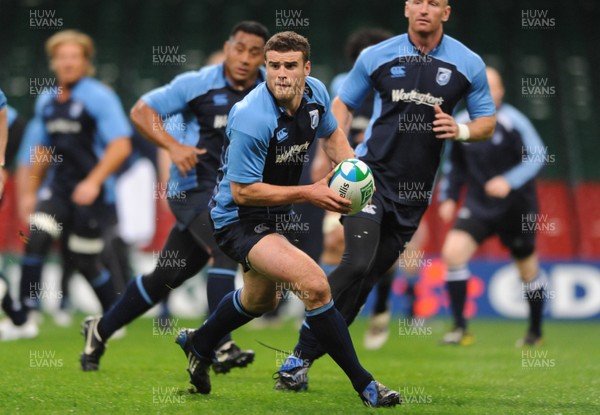 02.05.09 - Cardiff Blues Rugby Trainng - Jamie Roberts makes a pass during training. 