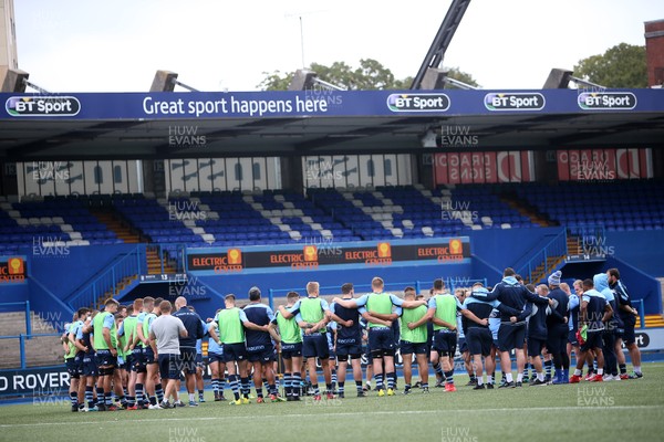 040918 - Cardiff Blues Training - Team huddle