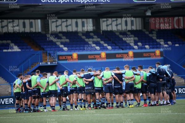 040918 - Cardiff Blues Training - Team huddle