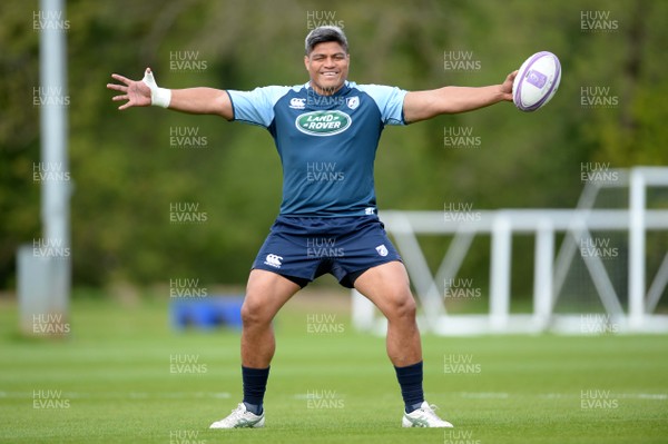090518 - Cardiff Blues Rugby Training - Nick Williams during training