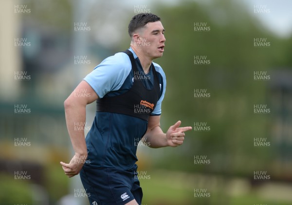 090518 - Cardiff Blues Rugby Training - Seb Davies during training