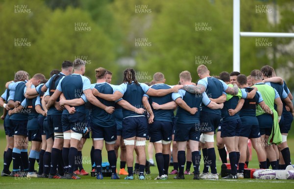 090518 - Cardiff Blues Rugby Training - Players huddle during training