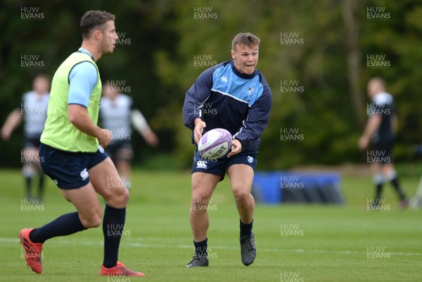 090518 - Cardiff Blues Rugby Training - Jarrod Evans during training