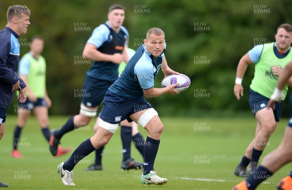 090518 - Cardiff Blues Rugby Training - Olly Robinson during training