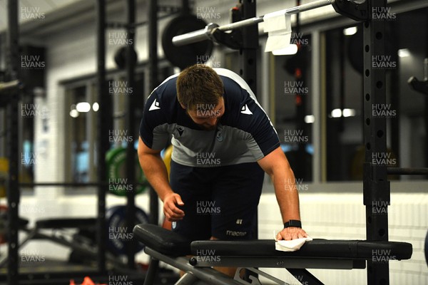 100720 - Cardiff Blues Training - Brad Thyer cleans equipment during training