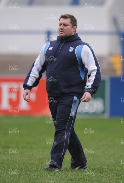 14.12.07 - Cardiff Blues Training - Blues Coach, Dai Young directs training 