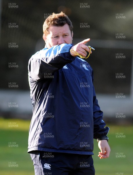 16.01.09 - Rugby Cardiff Blues Head Coach oversees a training session ahead of their Heineken Cup match against Gloucester 