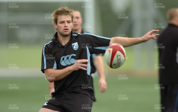 27.06.07 - Cardiff Blues Pre Season Training - Tal Selley takes part in training 