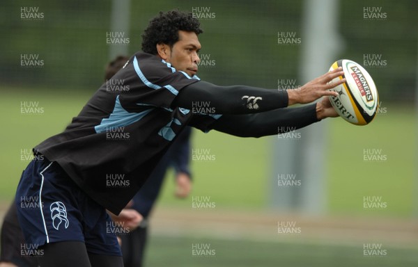 27.06.07 - Cardiff Blues Pre Season Training - Maama Molitika takes part in training 