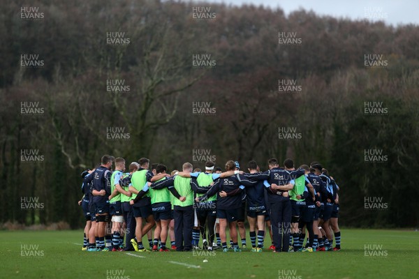 291118 - Cardiff Blues Training - Team huddle
