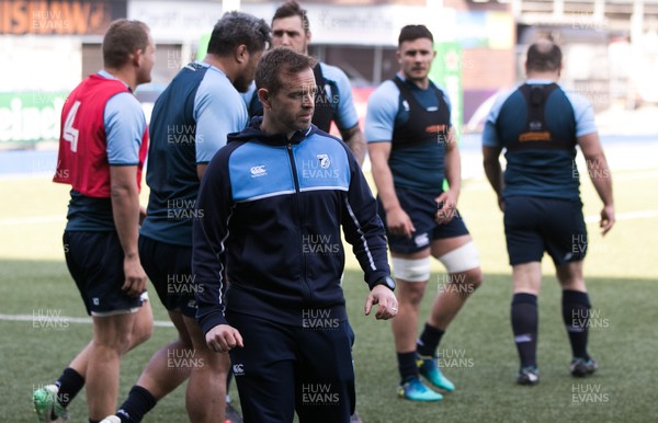 200418 - Cardiff Blues Training - Cardiff Blues coach Danny Wilson during a training session at the Cardiff Arms Park ahead of their Challenge Cup semi final match against Pau