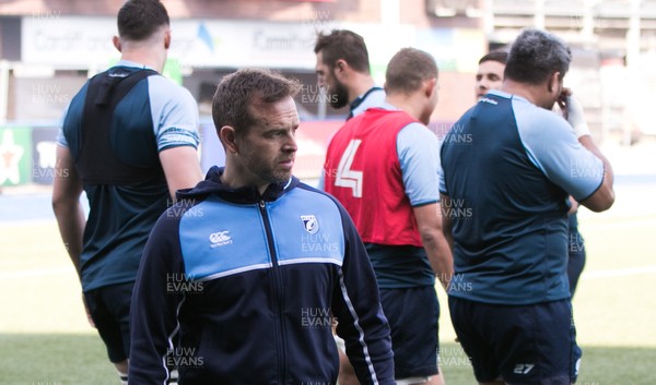 200418 - Cardiff Blues Training - Cardiff Blues coach Danny Wilson during a training session at the Cardiff Arms Park ahead of their Challenge Cup semi final match against Pau