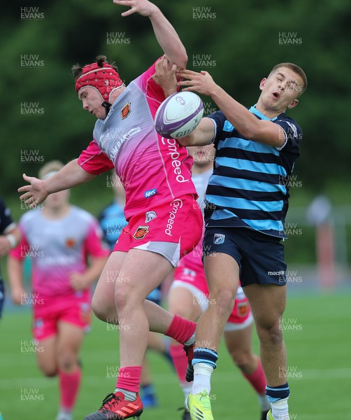 280621 - Cardiff Blues U18 v Dragons U18 - Dylan K-Griffiths of Dragons and Cameron Winnett of Cardiff Blues compete for the ball
