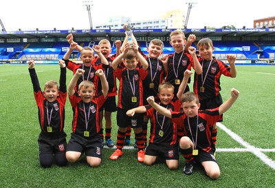 230815 - Cardiff Blues Under 8s Tag Festival - Abercynon celebrate winning the trophy