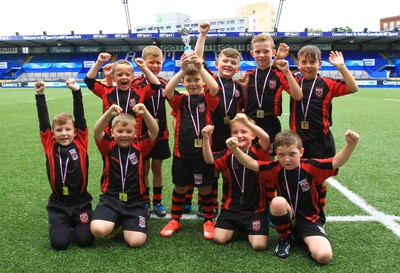 230815 - Cardiff Blues Under 8s Tag Festival - Abercynon celebrate winning the trophy