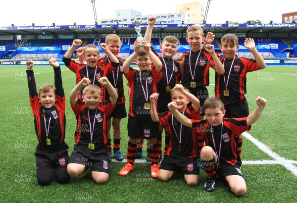 230815 - Cardiff Blues Under 8s Tag Festival - Abercynon celebrate winning the trophy