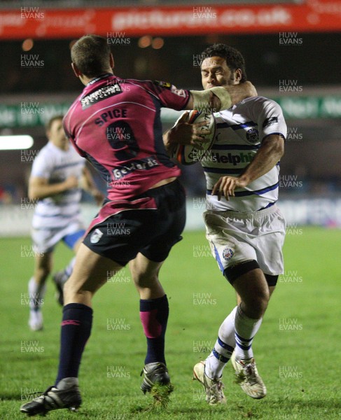 31.10.08 ... Cardiff Blues v Bath, EDF Energy Cup. -  Baths Joe Maddock is caught high by Blues Jason Spice resulting in a penalty try 