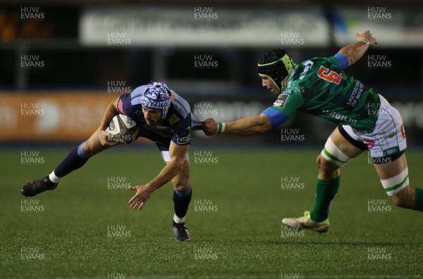 160318 - Cardiff Blues v Benetton Rugby, Guinness PRO14 - Matthew Morgan of Cardiff Blues is held by Francesco Minto of Benetton Rugby