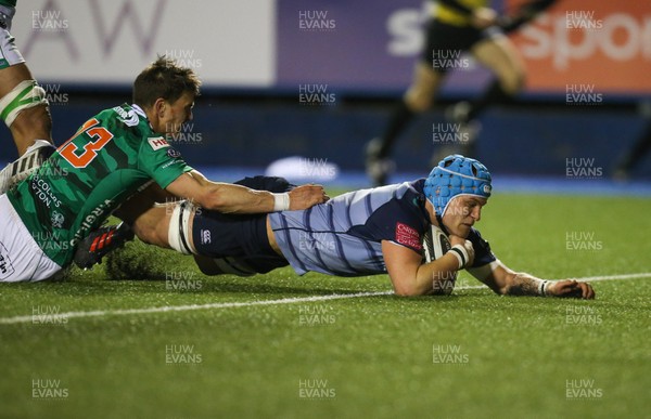 160318 - Cardiff Blues v Benetton Rugby, Guinness PRO14 - Olly Robinson of Cardiff Blues beats Tommaso Iannone of Benetton Rugby as he dives in to score try