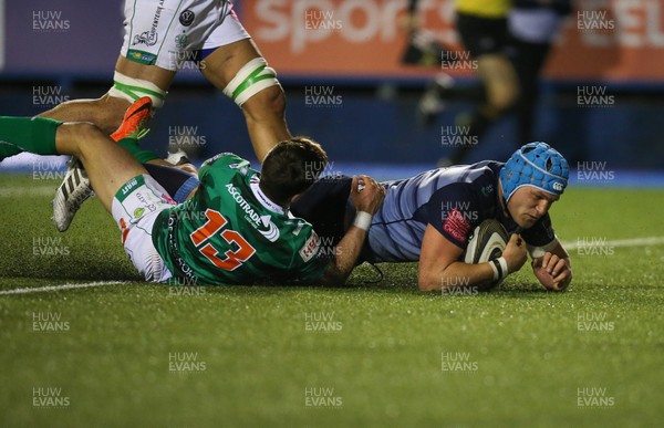 160318 - Cardiff Blues v Benetton Rugby, Guinness PRO14 - Olly Robinson of Cardiff Blues beats Tommaso Iannone of Benetton Rugby as he dives in to score try
