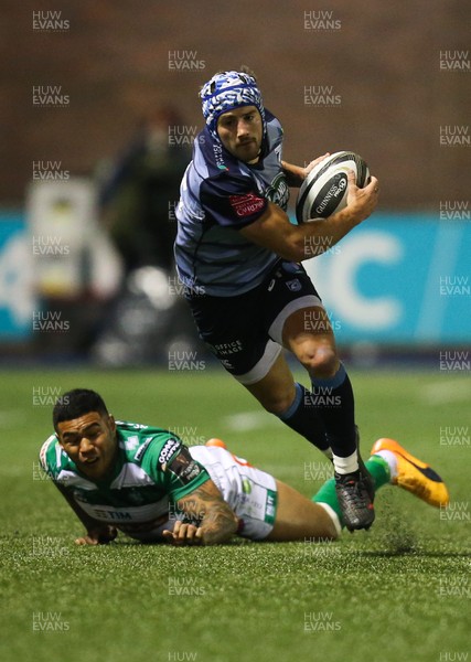 160318 - Cardiff Blues v Benetton Rugby, Guinness PRO14 - Matthew Morgan of Cardiff Blues gets away from Monty Ioane of Benetton Rugby