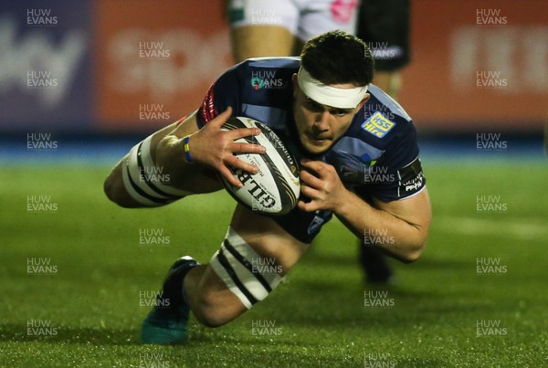 160318 - Cardiff Blues v Benetton Rugby, Guinness PRO14 - Ellis Jenkins of Cardiff Blues dives in to score try