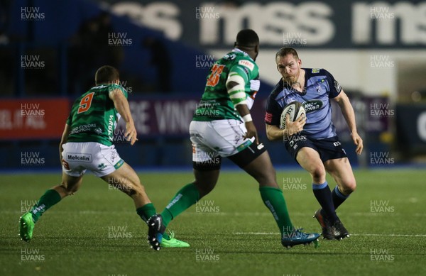 160318 - Cardiff Blues v Benetton Rugby, Guinness PRO14 - Gethin Jenkins of Cardiff Blues takes on Giorgio Bronzini of Benetton Rugby and Ian McKinley of Benetton Rugby