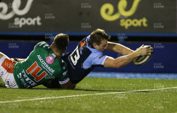 230220 - Cardiff Blues v Benetton Rugby, Guinness PRO14 - Garyn Smith of Cardiff Blues reaches out to score try