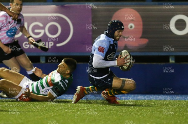 230220 - Cardiff Blues v Benetton Rugby, Guinness PRO14 - Ryan Edwards of Cardiff Blues dives in to score try