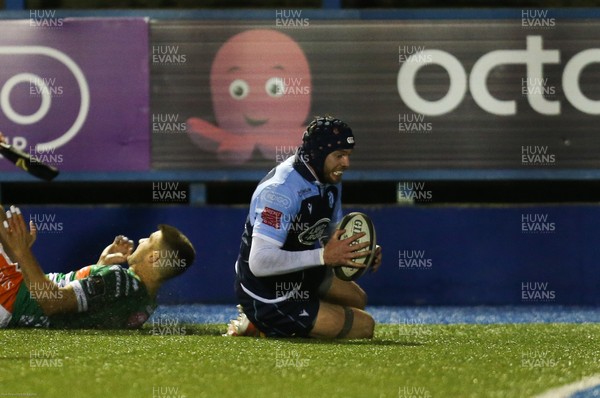 230220 - Cardiff Blues v Benetton Rugby, Guinness PRO14 - Ryan Edwards of Cardiff Blues dives in to score try
