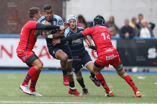 200816 - Cardiff Blues v Bristol Rugby - Pre Season Friendly - Rey Lee Lo of Cardiff Blues is tackled by Gavin Henson and Ryan Edwards of Bristol Rugby