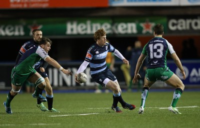 060315 - Cardiff Blues v Connacht, Guinness PRO12 - Cardiff Blues' Rhys Patchell looks to release the ball as he closes in on Connacht's Danie Poolman 