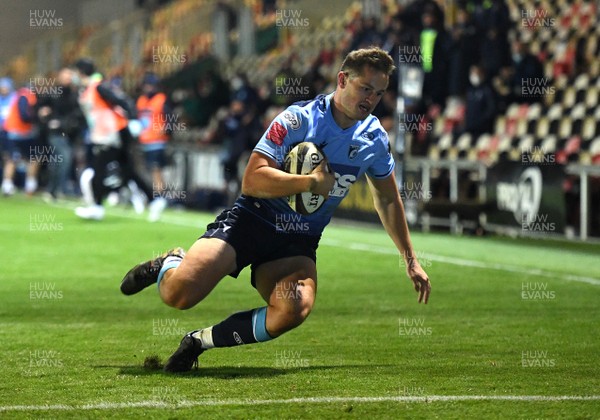 101020 - Cardiff Blues v Connacht - Guinness PRO14 - Hallam Amos of Cardiff Blues scores try