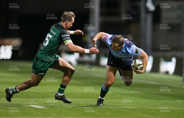101020 - Cardiff Blues v Connacht, Guinness PRO14 - Hallam Amos of Cardiff Blues is tackled by John Porch of Connacht