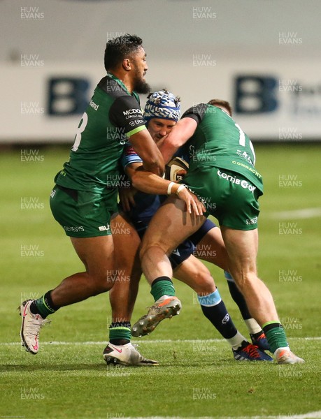 101020 - Cardiff Blues v Connacht, Guinness PRO14 - Matthew Morgan of Cardiff Blues is held by Sammy Arnold of Connacht and Peter Sullivan of Connacht