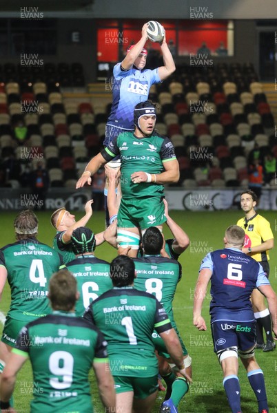 101020 - Cardiff Blues v Connacht, Guinness PRO14 - James Botham of Cardiff Blues wins the line out ball