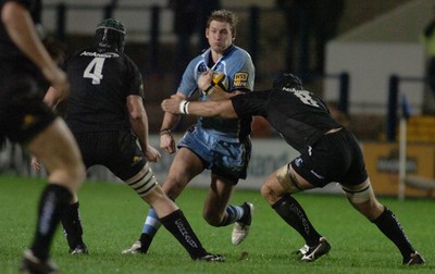 18.11.06 - Cardiff Blues v Connacht - Magners League - Blues' Jamie Robinson takes on John Muldoon(R) and David Gannon 