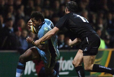 18.11.06 - Cardiff Blues v Connacht - Magners League - Blues' Mosese Luveitasau is tackled by Darren Yapp 