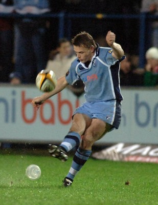 18.11.06 - Cardiff Blues v Connacht - Magners League - Blues' Ben Blair kicks at goal 